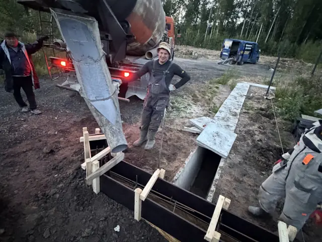 Опалубка и заливка бетона миксером у въезда на участок